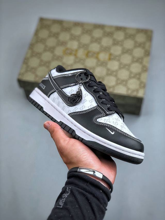 Gucci X Nike Dunk Low 暗纹双g黑勾此款主张打破传统的工业化流水线设计限制，以made By Ideas的超级创意为理念，集结众多潮流设计师