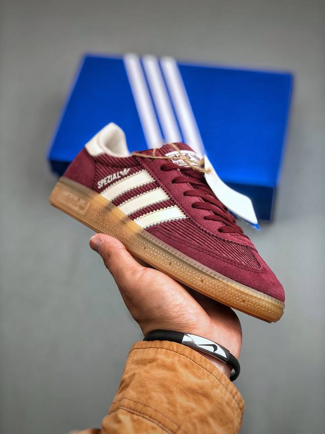 Adidas Originals Handball Spzl 手球运动员系列百搭休闲运动板鞋 Ig1978 这款来自阿迪达斯的这款handball Spzl前身