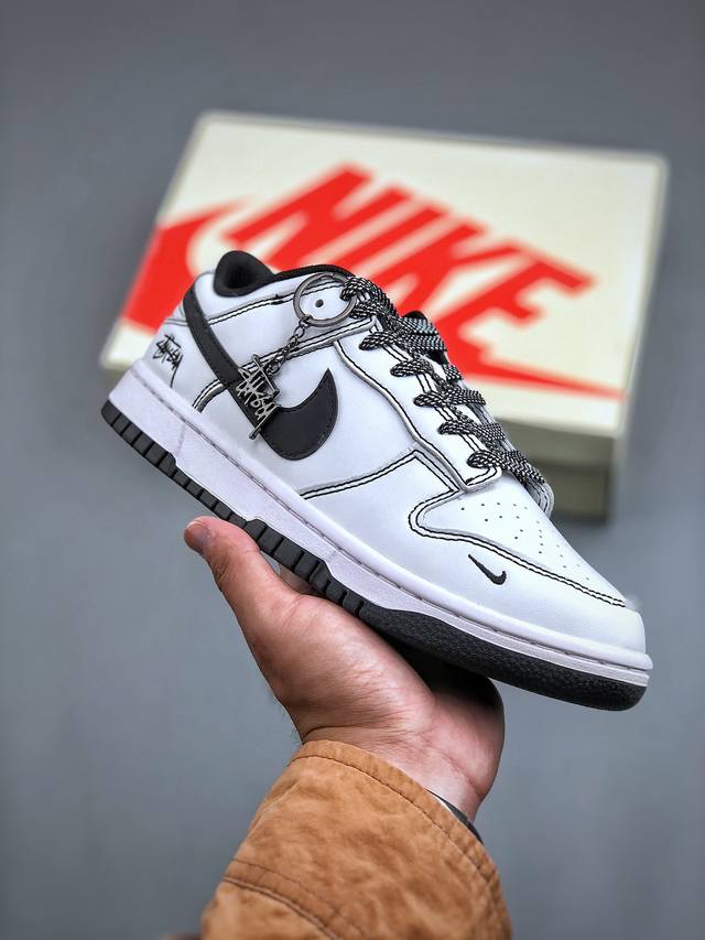 Stussy X Nike Dunk Low 斯图西 白黑勾此款主张打破传统的工业化流水线设计限制，以made By Ideas的超级创意为理念，集结众多潮流设