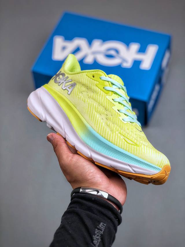 Hoka One One M Clifton 9 机能缓震跑鞋 美国新兴跑鞋品牌，鞋面部分采用工程网眼面料，可以确保必要的透气性能。尺码：36 -45 带半码