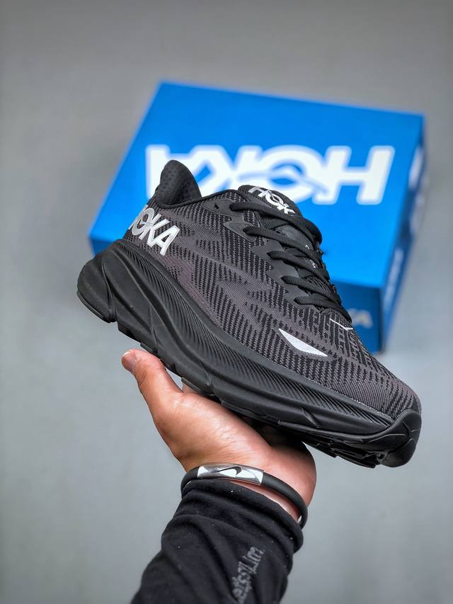 Hoka One One M Clifton 9 机能缓震跑鞋 美国新兴跑鞋品牌，鞋面部分采用工程网眼面料，可以确保必要的透气性能。尺码：36 -45 带半码