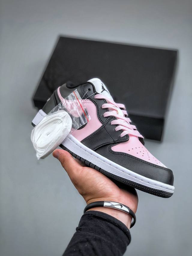 Nike Air Jordan 1 Low 黑粉采用白色皮革鞋身，搭配黑色框架覆盖层，鞋身两侧swoosh Logo及后跟采用薄荷绿点缀；鞋跟、内衬以黑色装饰，