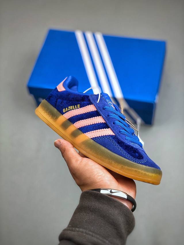 Adidas Originals Gazelle Indoor 休闲防滑耐磨低帮板鞋 此款鞋延续了橡胶外底和经典款式的传统。优质绒面革鞋面和标志性的3条纹采用明