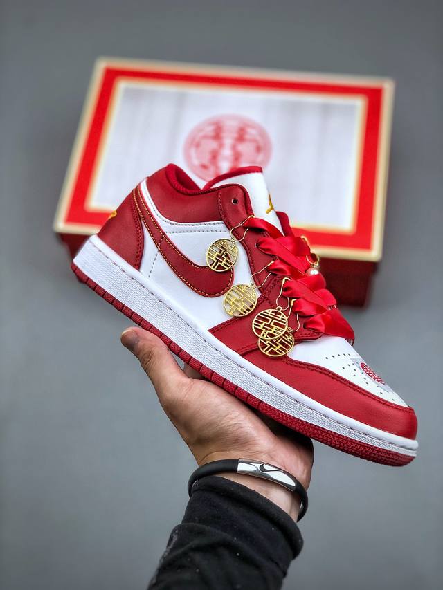 原盒带配件，丢失或破损扣20 Air Jordan 1 Low 低帮 婚庆主题白红色 加入红色丝绸鞋带、增加整体的质感。配饰有双喜金属小挂件，再次呼应主题，呈现