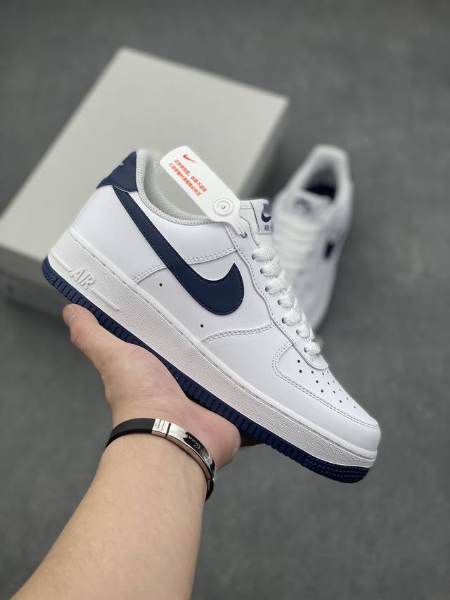 耐克nike Air Force 1 Low 空军一号低帮百搭休闲运动板鞋。柔软、弹性十足的缓震性能和出色的中底设计，横跨复古与现代的外型结合，造就出风靡全球三