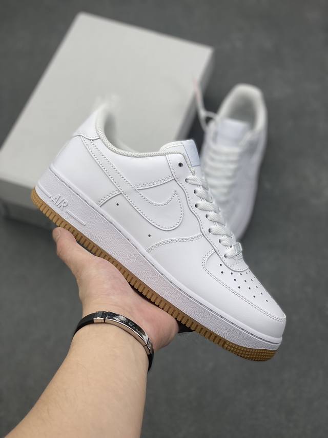 耐克nike Air Force 1 Lv8 空军一号低帮休闲板鞋柔软、弹性十足的缓震性能和出色的中底设计，横跨复古与现代的外型结合，造就出风靡全球三十多年的f