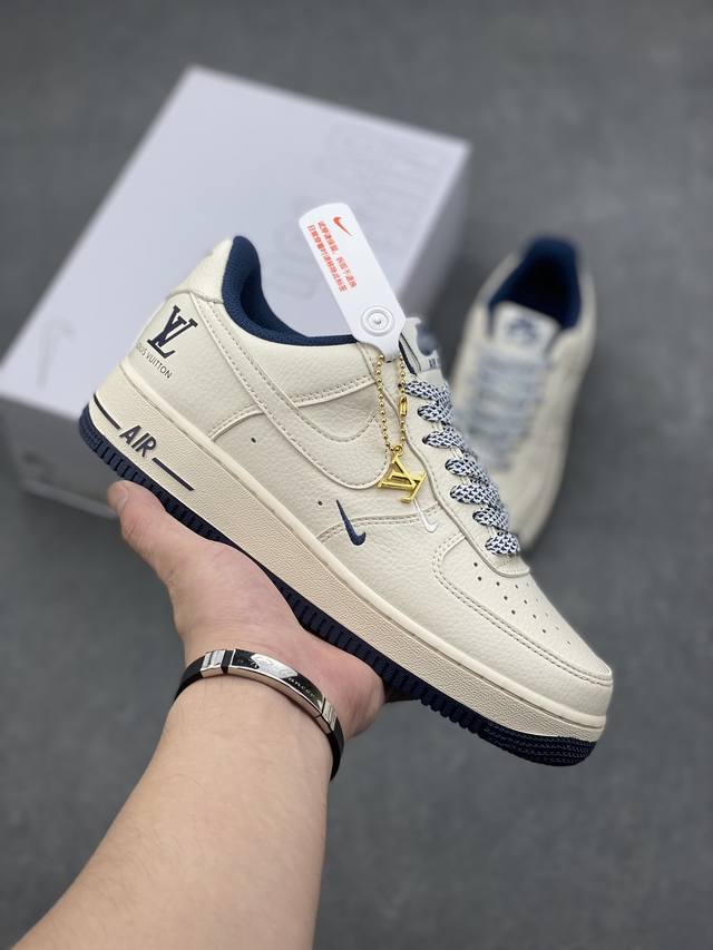 耐克nike Air Force 1 Low 空军一号低帮百搭休闲运动板鞋。柔软、弹性十足的缓震性能和出色的中底设计，横跨复古与现代的外型结合，造就出风靡全球三