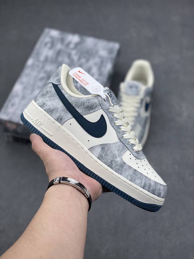 耐克nike Air Force 1 Low 空军一号低帮百搭休闲运动板鞋。柔软、弹性十足的缓震性能和出色的中底设计，横跨复古与现代的外型结合，造就出风靡全球三