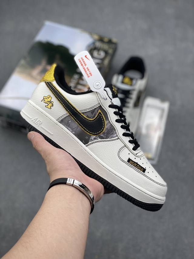 耐克nike Air Force 1 Low 空军一号低帮百搭休闲运动板鞋。柔软、弹性十足的缓震性能和出色的中底设计，横跨复古与现代的外型结合，造就出风靡全球三