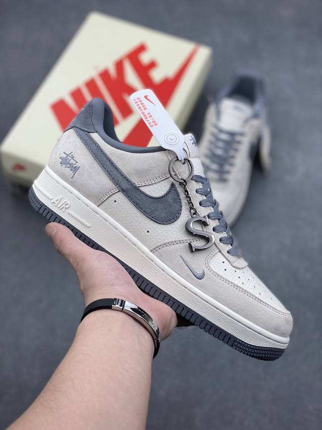 海外限量发售！公司级nike Air Force 1 '07 Low “斯图西联名--米银灰猪八”空军一号 低帮 运动鞋 休闲鞋 折边针车 工艺难度大 原楦头原