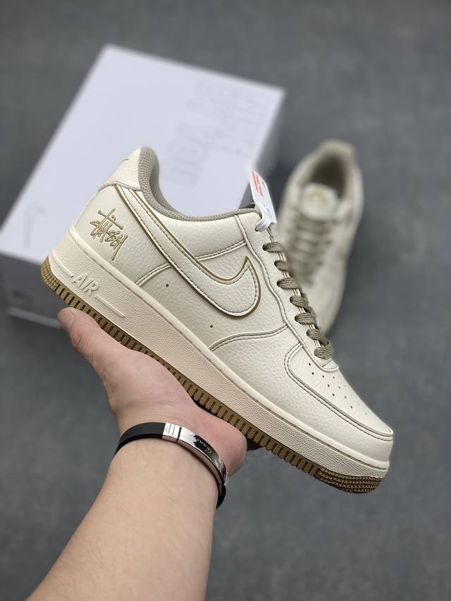 耐克nike Air Force 1 Low 空军一号低帮百搭休闲运动板鞋。柔软、弹性十足的缓震性能和出色的中底设计，横跨复古与现代的外型结合，造就出风靡全球三