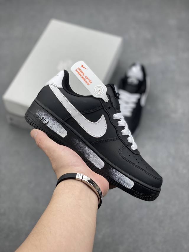 耐克nike Air Force 1 Low 空军一号低帮百搭休闲运动板鞋。柔软、弹性十足的缓震性能和出色的中底设计，横跨复古与现代的外型结合，造就出风靡全球三