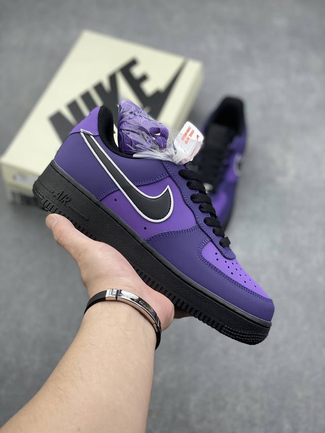 耐克nike Air Force 1 Low 空军一号低帮百搭休闲运动板鞋。柔软、弹性十足的缓震性能和出色的中底设计，横跨复古与现代的外型结合，造就出风靡全球三