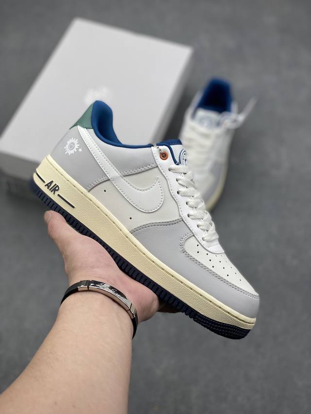 耐克nike Air Force 1 Low 空军一号低帮百搭休闲运动板鞋。柔软、弹性十足的缓震性能和出色的中底设计，横跨复古与现代的外型结合，造就出风靡全球三