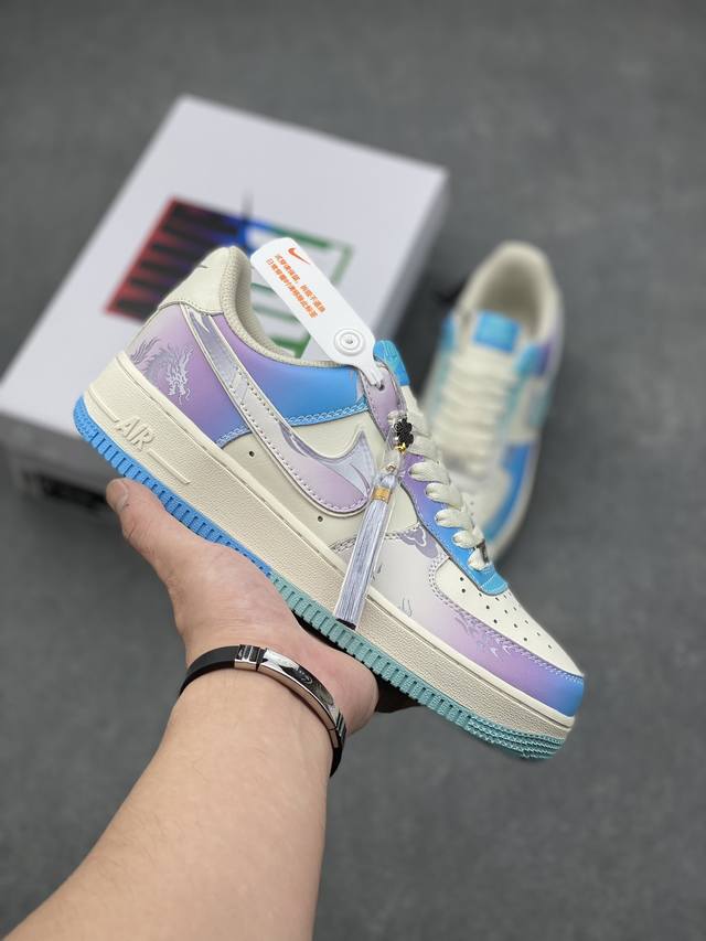 耐克nike Air Force 1 Low 空军一号低帮百搭休闲运动板鞋。柔软、弹性十足的缓震性能和出色的中底设计，横跨复古与现代的外型结合，造就出风靡全球三