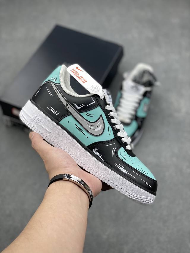 耐克nike Air Force 1 Low 空军一号低帮百搭休闲运动板鞋。柔软、弹性十足的缓震性能和出色的中底设计，横跨复古与现代的外型结合，造就出风靡全球三