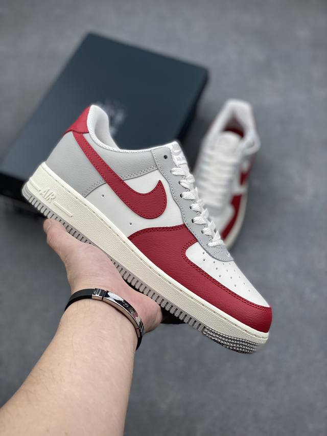 Air Force 1 Low 白灰红 原楦头原纸板 打造纯正空军版型 #专注外贸渠道 全掌内置蜂窝气垫 #原盒配件 原厂中底钢印、拉帮完美 官方同步上架 货号