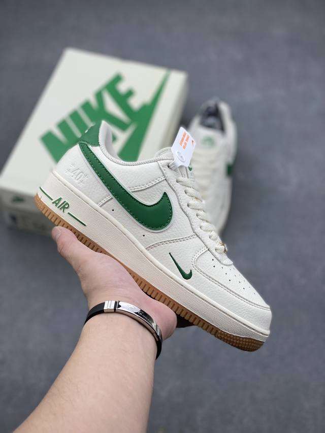 耐克nk Air Force 1'07 Low 绿小勾 40周年复古 空军一号低帮休闲板鞋。柔软、弹性十足的缓震性能和出色的中底设计，横跨复古与现代的外型结合，