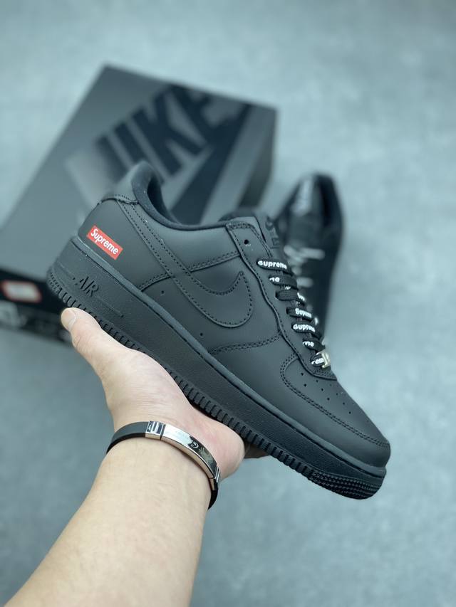 耐克nike Air Force 1 Low 空军一号低帮百搭休闲运动板鞋。柔软、弹性十足的缓震性能和出色的中底设计，横跨复古与现代的外型结合，造就出风靡全球三