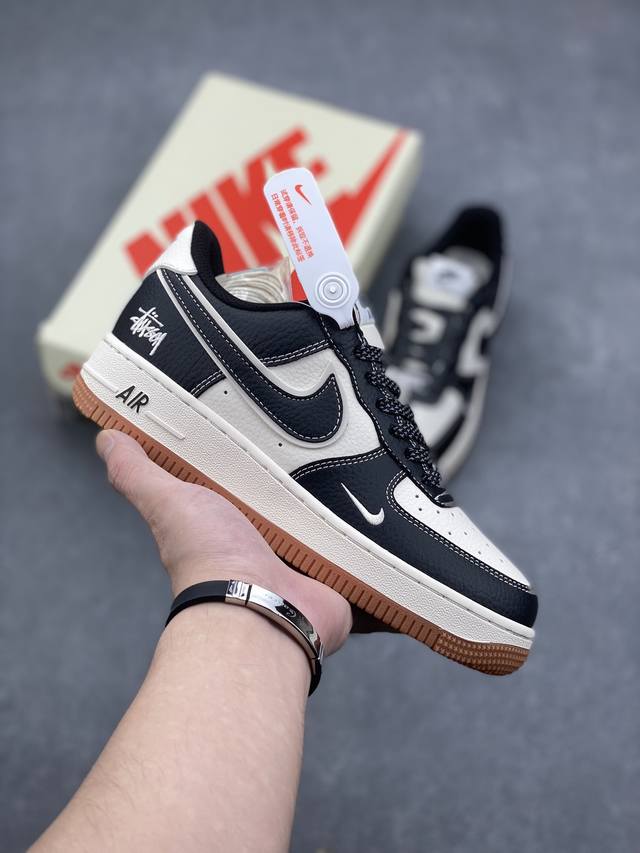 海外限量发售！公司级nike Air Force 1 '07 Low “斯图西联名--生胶黑马克线”空军一号 低帮 运动鞋 休闲鞋 折边针车 工艺难度大 原楦头