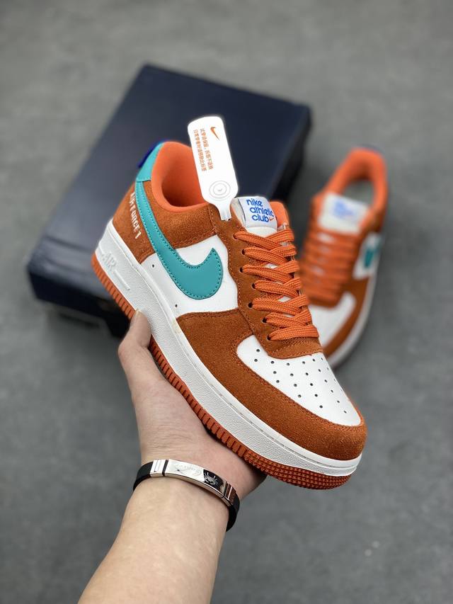 工厂套现 福利特价 耐克 Nike Air Force 1 ’07 空军一号低帮百搭休闲运动板鞋。柔软、弹性十足的缓震性能和出色的中底设计，横跨复古与现代的外型