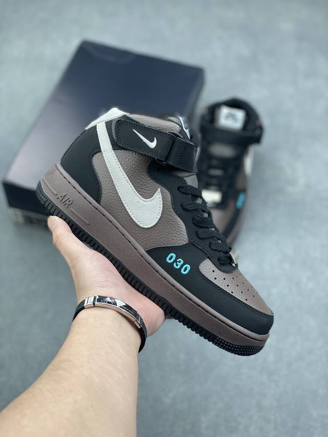 工厂套现 福利特价 原本地220版本 Nike Air Force 1 ’07 空军一号中帮百搭休闲运动板鞋。柔软、弹性十足的缓震性能和出色的中底设计，横跨复古