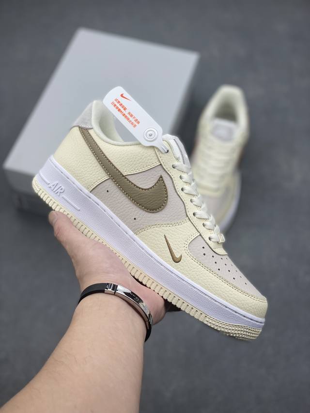 工厂套现 福利特价 耐克 Nike Air Force 1 ’07 空军一号低帮百搭休闲运动板鞋。柔软、弹性十足的缓震性能和出色的中底设计，横跨复古与现代的外型