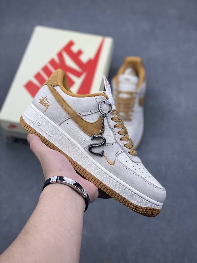 海外限量发售！公司级nike Air Force 1 '07 Low “斯图西联名--麦黄猪八”空军一号 低帮 运动鞋 休闲鞋 折边针车 工艺难度大 原楦头原纸