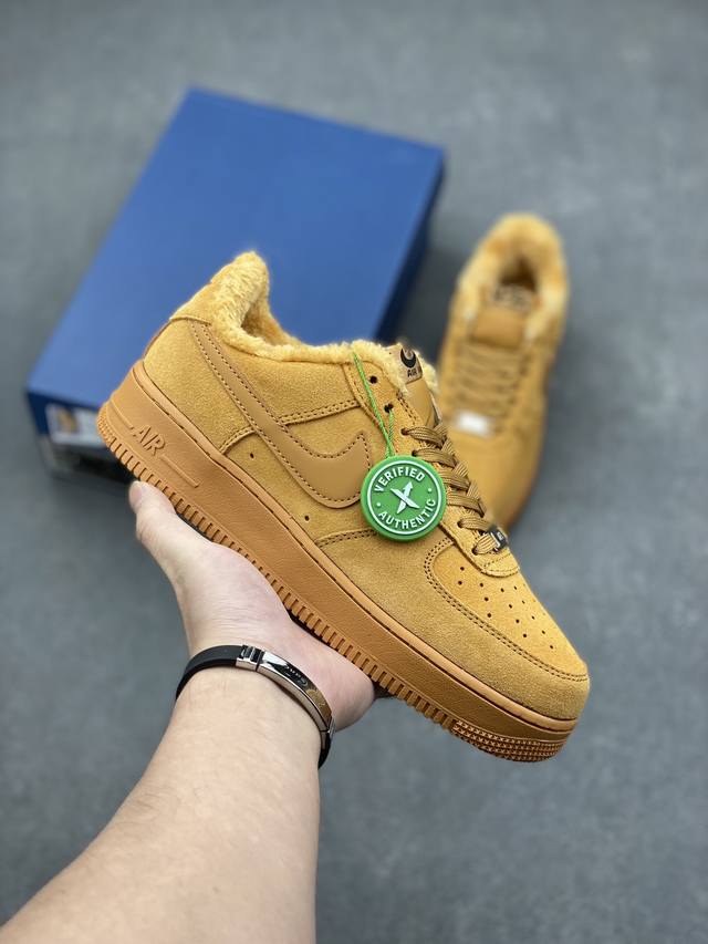 Nike Air Force 1 ’07 Low 空军一号低帮百搭休闲运动板鞋。柔软、弹性十足的缓震性能和出色的中底设计，横跨复古与现代的外型结合，造就出风靡全