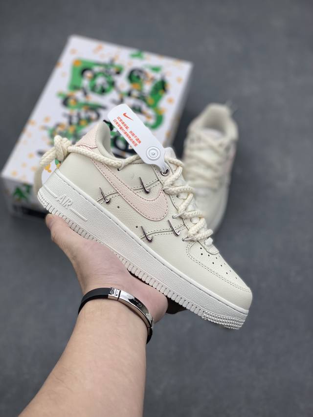 Nike Air Force 1 ’07 Low 空军一号低帮百搭休闲运动板鞋。柔软、弹性十足的缓震性能和出色的中底设计，横跨复古与现代的外型结合，造就出风靡全