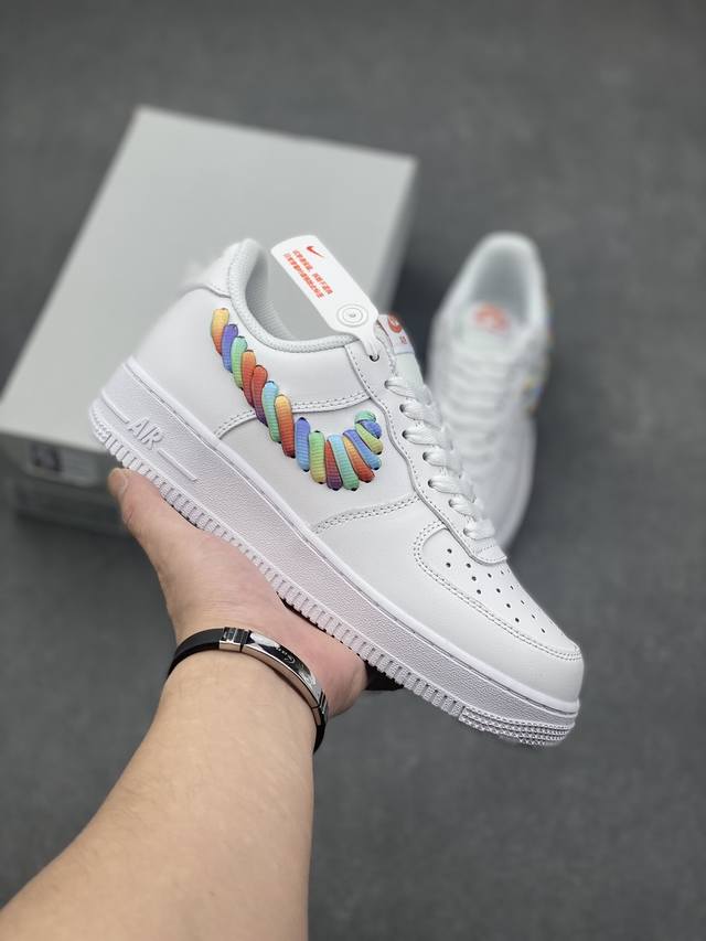 耐克nike Wmns Air Force 1 ‘07 Nn Low 空军一号白绿低帮百搭休闲运动板鞋 柔软、弹性十足的缓震性能和出色的中底设计，横跨复古与现代