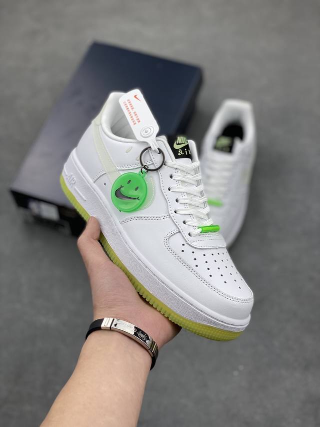 工厂套现 福利特价 原本地200版本 公司级 Nike Air Force 1 07 空军一号低帮百搭休闲运动板鞋。白绿笑脸作为主色调，柔软、弹性十足的缓震性能