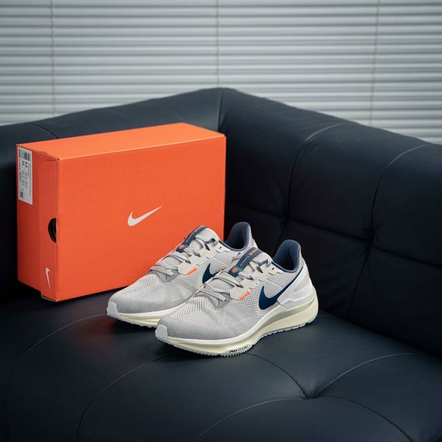 Nike Air Zoom Structure 25 轻量跑鞋鞋面采用透气工程网眼材质制作。鞋身整体轻盈舒适透气,鞋子颜色以白灰色为主色调！耐克logo以银色搭