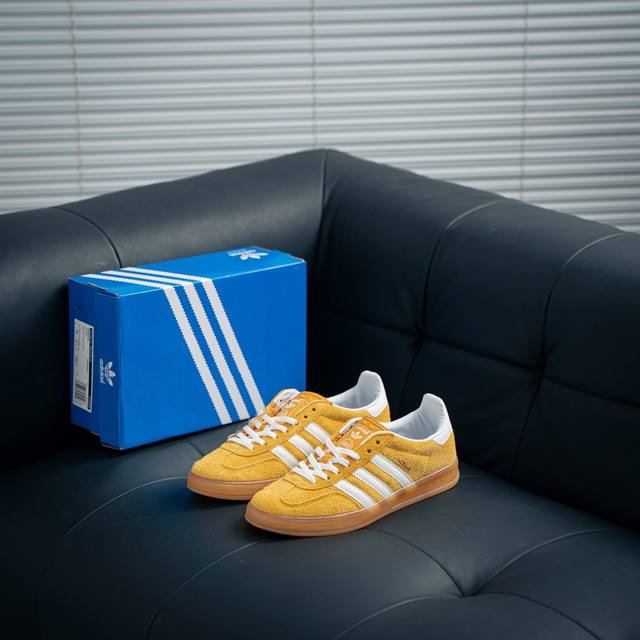 阿迪达斯adidas Originals Gazelle Indoor 三叶草复古防滑耐磨低帮板鞋 鞋款采用柔软的绒面革和耐用的皮革衬里融合在橡胶外底上 货号：