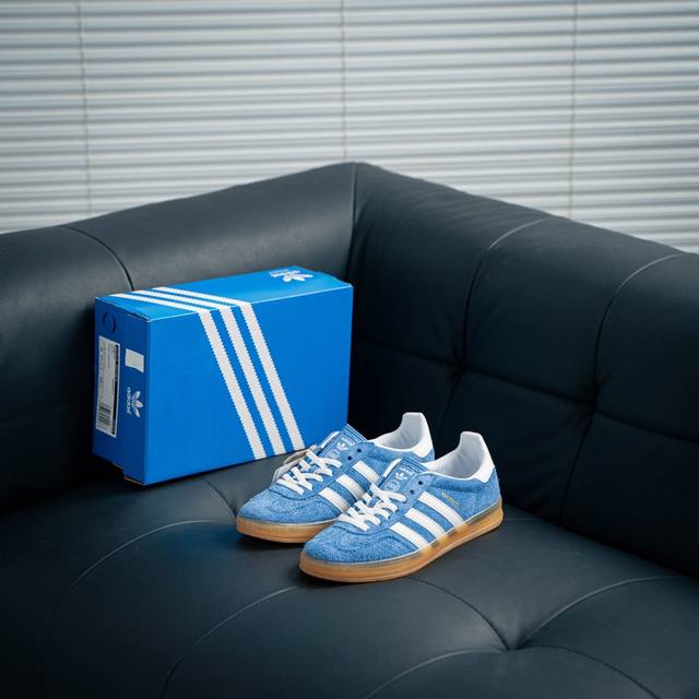 阿迪达斯adidas Originals Gazelle Indoor 三叶草复古防滑耐磨低帮板鞋 鞋款采用柔软的绒面革和耐用的皮革衬里融合在橡胶外底上 货号：