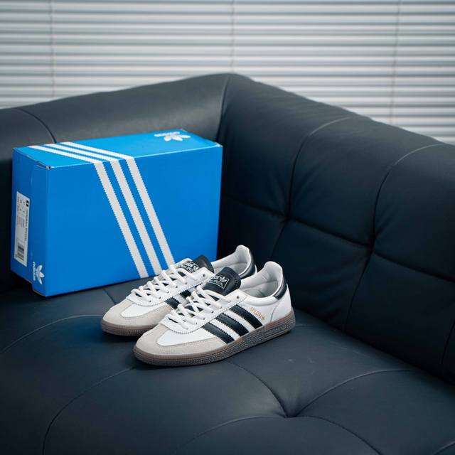 Adidas Handball Spezial 阿迪达斯经典款 复古休闲板鞋 全鞋采用反毛皮制作 牛筋耐磨大底 承载青春情怀的板鞋 经典三条杠装饰鞋侧 品牌辨识