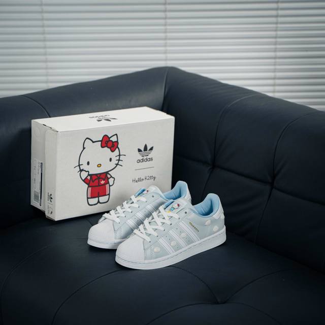 Adidas Originals Superstar 贝壳头 Hello Kitty 凯蒂猫 灰蓝云朵 采用全新头层拼接皮革材质 后跟采用特色3D立体印字 渠道