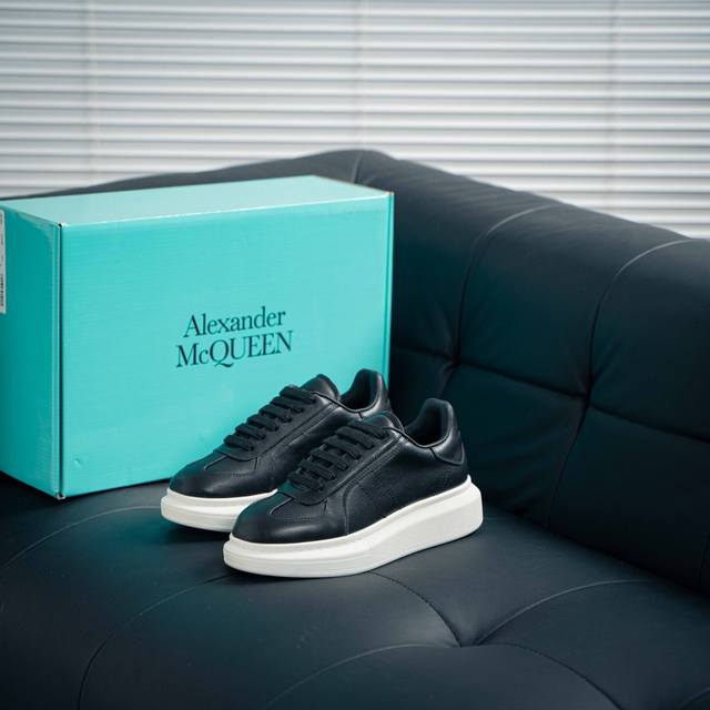 核心私 Alexander Mcqueen 麦坤 亚历山大 2024新款德训 面料:头层皮 内里:羊皮内里 大底:原版tpu组合底 垫脚:羊皮垫脚 尺码： 35