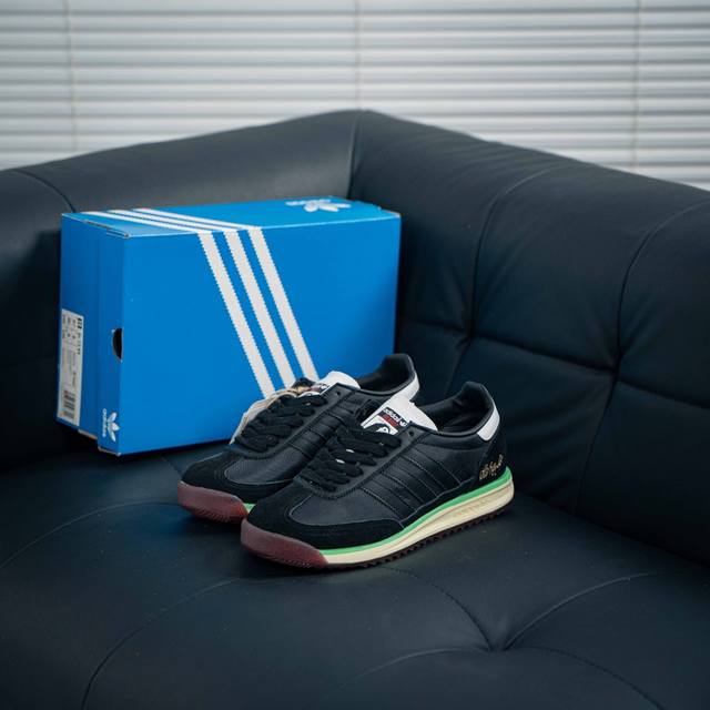 Adidas Originals Sl 72 Rs 阿迪经典复古慢跑鞋 #鞋款采用舒爽尼龙鞋面、绒面革饰面和皮革细节等设计。与此同时，搭载着 Ecotex 鞋舌