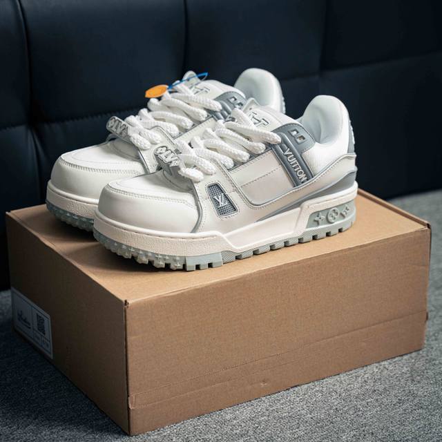 Lv-路易-威登trainer 2024走秀最新款原版1：1开发复刻！！上脚非常舒适 做工精细鞋面由意大利进口小牛皮拼接，侧边饰有品牌logo标志，进口网布垫脚