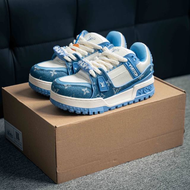 Lv-路易-威登trainer 2024走秀最新款原版1：1开发复刻！！上脚非常舒适 做工精细鞋面由意大利进口小牛皮拼接，侧边饰有品牌logo标志，进口网布垫脚