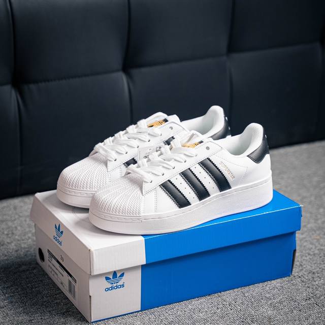 Adidas Originals Superstar 经典复古贝壳头厚底板鞋 诞生于1969年 是第一双将全皮面鞋 身与橡胶鞋头结合在一起的低帮篮球鞋 Supe