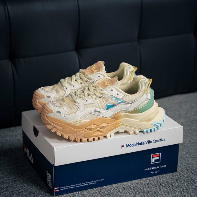 Fila Fusion斐乐潮牌 Bianco 织物合成革 硬糖 拼接减震防滑耐磨透气 低帮 老爹鞋 货号：T12W32 1Flg 尺码：35.5 36 36.5