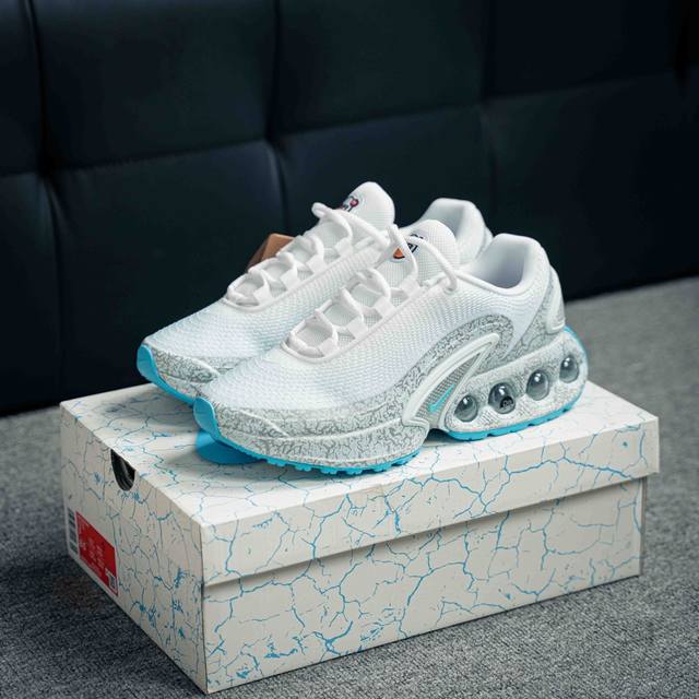 Nike Air Max Dn 耐克2024全新气垫跑鞋 全新鞋款在同侧采用了四个圆柱仓式的设计 不仅有防滑耐磨性功能 还搭配了周围一圈柔软的泡棉材质 提供全新