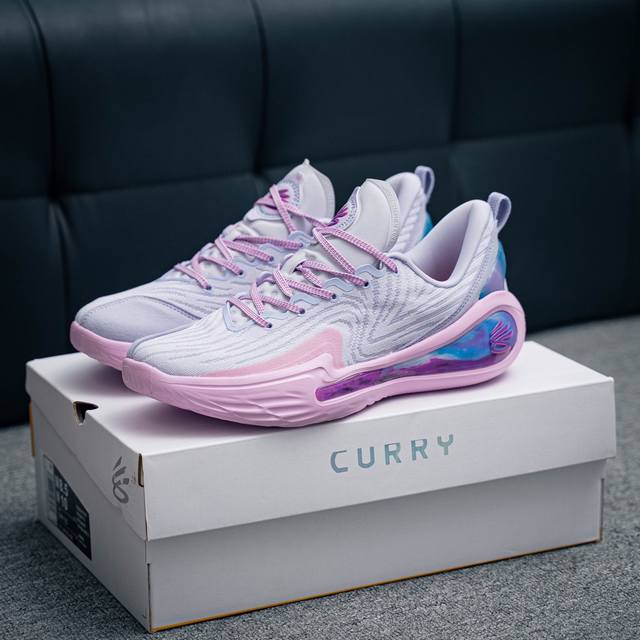 Under Armour Curry 12 Usa Flotro实战篮球鞋 首发尝鲜版本 轻盈的纺织鞋面 舒适耐穿且富有支撑力 有助于提高舒适性与贴合度 橡胶外