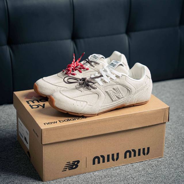 Miumiu X New Balance 24S联名款运动鞋 缪缪大秀上爆出的这双与new Balance 新百伦联名款运动 球鞋 后全球各大代购官网火爆上市.