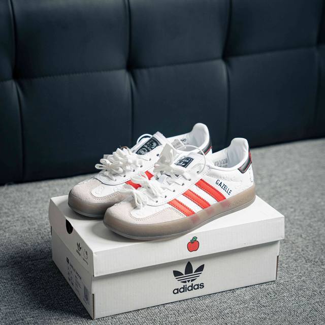 阿迪达斯adidas Originals Gazelle Indoor 三叶草复古防滑耐磨低帮板鞋 鞋款采用柔软的绒面革和耐用的皮革衬里融合在橡胶外底上 货号：