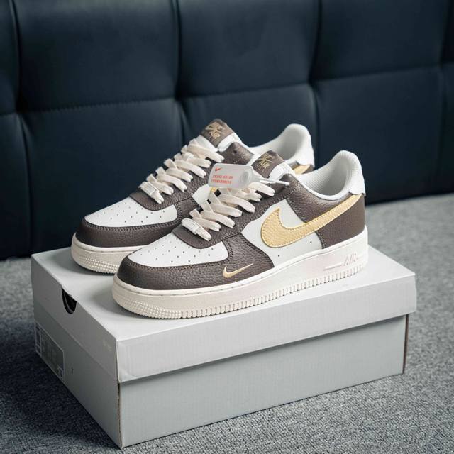 Air Force 1 Low 原装级别 原楦头原纸板 打造纯正空军版型专注外贸渠道 全掌内置蜂窝气垫 原盒配件 原厂中底钢印、拉帮完美 货号：Hm9656 0