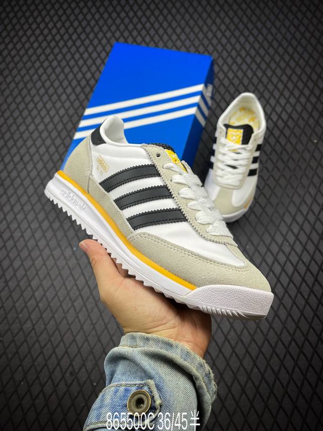 纯原版本 Adidas Originals Sl 72 阿迪经典复古慢跑鞋 #鞋款采用舒爽尼龙鞋面、绒面革饰面和皮革细节等设计。与此同时，搭载着 Ecotex