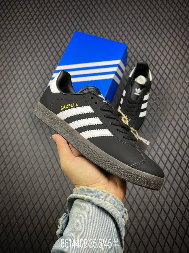 公司级adidas Originals Gazelle 黑白 此款鞋延续了橡胶外底和经典款式的传统。优质绒面革鞋面和标志性的3条纹采用明亮的对比色，为久经考验的